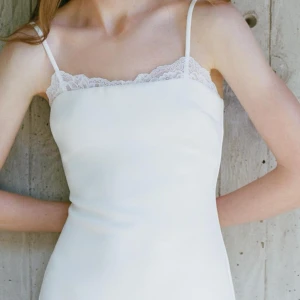 Vit klänning - Super fin vit klänning från Zara. Helt slutsåld. I storlek S, använd en gång endast. 