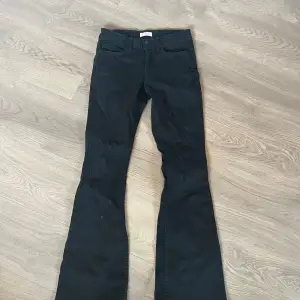 jag säljer dessa fin jeans från lindex! dom är använda ungefär 5 gånger och i bra skick!! 😍