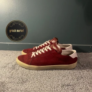 Saint Laurent skor  - Ett par feta Saint Laurent skor i storlek 42, passar upp till 43 | skorna är i bra skick, dock en liten skada på plösen | OBS, inte original sulor | nypris 7000 | priset kan diskuteras, kom med frågor! 