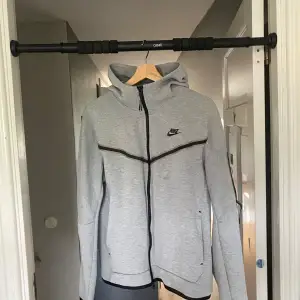 nike tech fleece grå storlek M mycket bra skick förutom att det finns en liten fläck på framsidan fast knappast synlig original pris 1300 köpt på footlocker