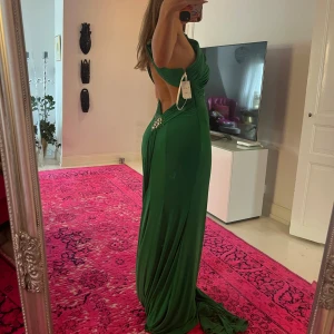 Långklänning / aftonklänning med öppen rygg  - Aftonklänning med öppen rygg och diamanter med lapparna kvar. Märket är Xtreme och nypris är 4500. Passar S-M