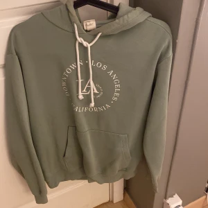 Hoodie  - En hoodie som är väldigt skön och fin💕