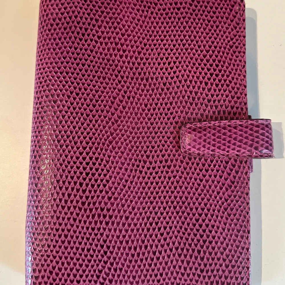 Säljer min i mycket fina skick Filofax personal, Chameleon i färgen raspberry. Enda lilla slitaget är på spännet där man stänger och öppnar den. Ringarna är starka och fasta. . Accessoarer.