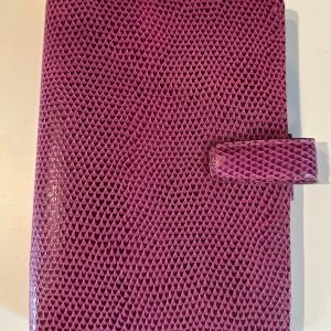 Filofax Personal Chameleon Raspberry - Säljer min i mycket fina skick Filofax personal, Chameleon i färgen raspberry. Enda lilla slitaget är på spännet där man stänger och öppnar den. Ringarna är starka och fasta. 