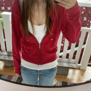 röd zip up - kort zip up från hm i stl 36 men sitter som xs