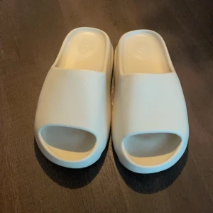 Yeezy slides - 38 men passar 39. Aldrig använda.Jättesköna. Ställ gärna frågor