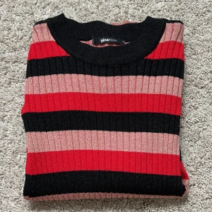 Randig topp - Randig glittrig topp från Gina Tricot i stretchiga material, storlek S❣️