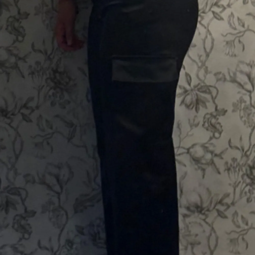 Satinbyxor från stradivarius, byxorna är korta i modellen och finns i både 38&40🥰. Jeans & Byxor.