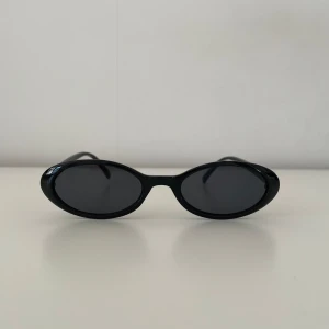 Vintage solglasögon - oanvända svarta - Helt nya solglasögon  Inget märke  100kr