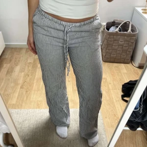 Linnebyxor - Säljer nu mina lågmidjade linnebyxor i strl S. Endast använda 1 gång.