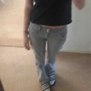 Lågmidjade gråa jeans  - Jätte fina men måste göra plats i garderoben! De är omsydda där nere inget som syns men passar mig som är 165 🫶