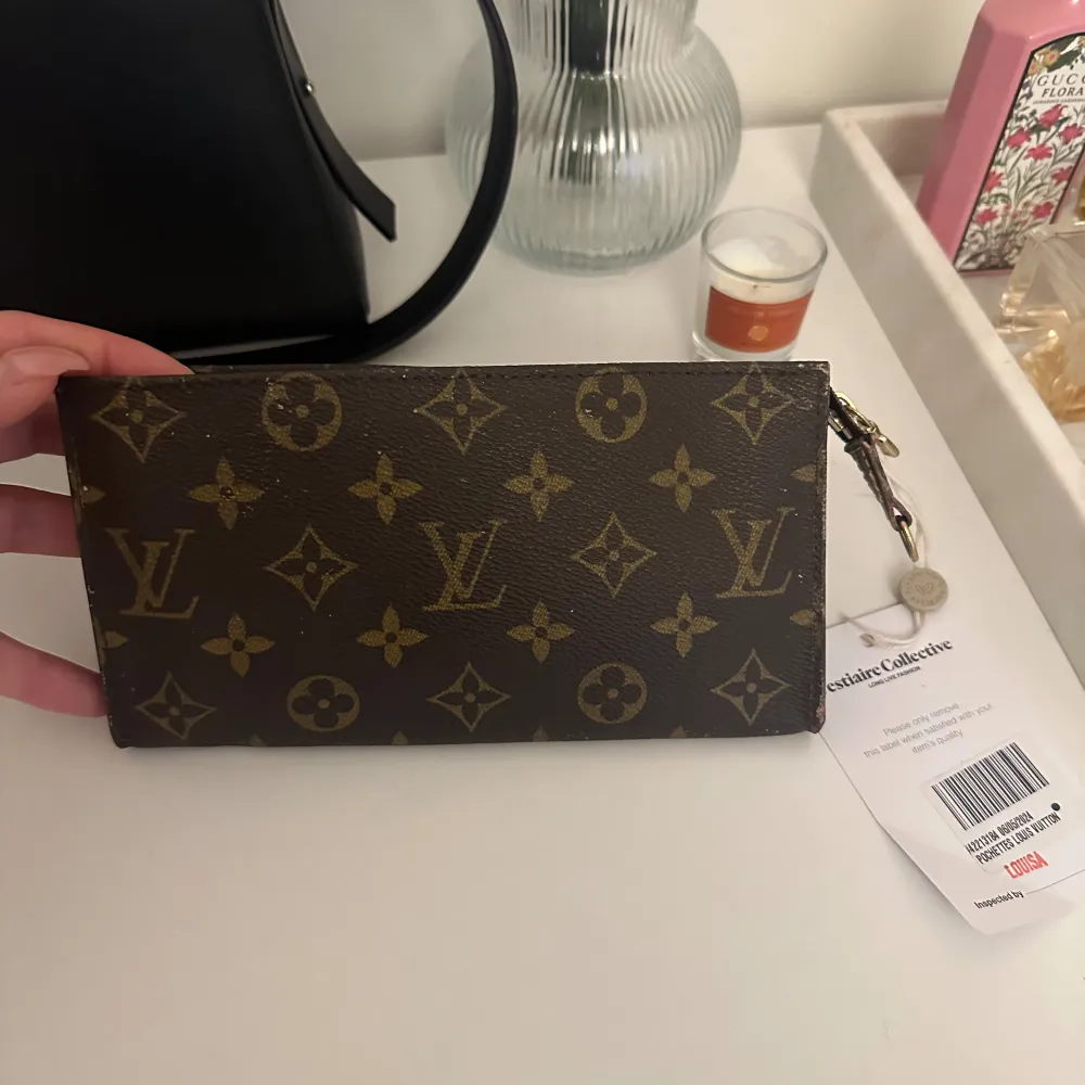 En Lv clutch bag köpt från vestiare. Alltså äkta❤️ köpte för 4000 med tull💕. Väskor.