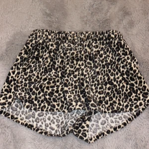 Leopard mjukis shorts - Sitter tajt vid rumpan så den ser större ut. Skick som helt nya Storlek S
