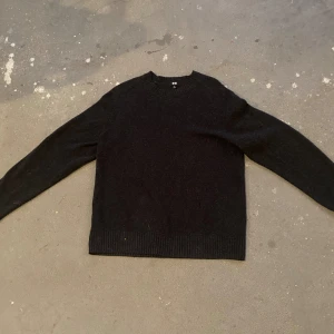 Uniqlo tröja - Bra skick,för stor för mig , använt några gånger, super skönt matrial. Skriv privat för fler bilder och prisförslag 