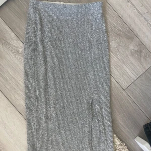 Grå kjol med slits på sidan - Grå kjol med slits på sidan Medellång