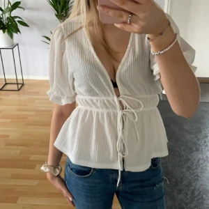 Vit knytblus - Lånade bild! Köpt på plick men va för stor för mig, superfin och bra kvalitet, nyskick💕