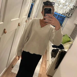 Vit stickad tröja - En bekväm vit stickad tröja med v-ringning och långa ärmar. Tröjan har en lös passform och är perfekt för kyligare väder. bara att skriva om du har några funderingar 💞