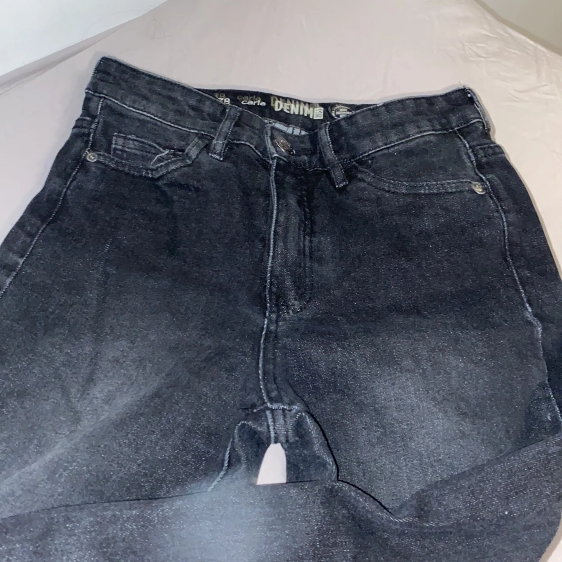 Utsvängda svart/gråa jeans  - 91