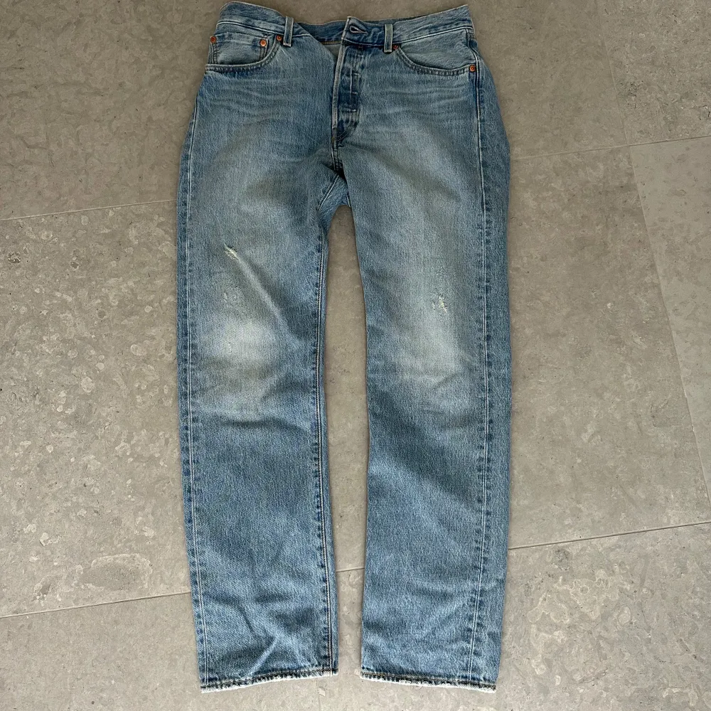 Tja säljer dessa sprillans nya Levis 501, använda endast en gång då jag provade dem😅 skicka 10/10 och storlek  32/32. Jeans & Byxor.