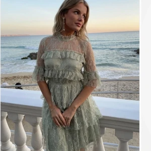 Smilla Frill Lace Dress Bubbleroom  - Jättefin slutsåld klänning från Bubbleroom i storlek 36. Helt ny med prislapp kvar💕💕