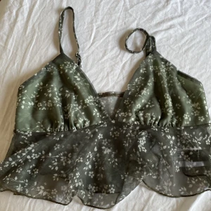 Fin sommartopp - en jättefin och gullig sommartopp som inte används längre, den är i nyskick och är i storlek xs