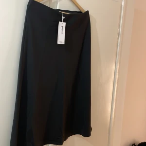 Sidenkjol lång helt ny - Svart sidenkjol från Gina Tricot, stl xl. Oanvänd, prislappen är kvar