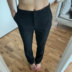 Svarta kostymbyxor - Säljer helt oanvända, med lappen kvar, kostymbyxor från H&M då de är i fel storlek. Rak modell i strl 40. Skitsnygga!