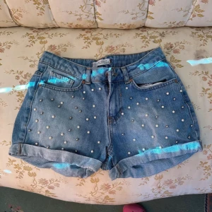 Shorts med pärlor - Shorts från Zeo Basic i storlek 34. För små för oss, så vi behövde sälja.