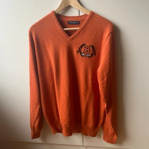 Berkeley tröja 100% bomull - Långärmad sweater/pullover tröja från Berkeley med V-hals och logga på bröstet | Passar utmärkt att ha med skjorta eller T-shirt under | Nypris ~1600kr, mitt pris 199kr | Storlek L men passar även M | Mycket bra skick 👍