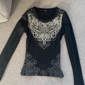 Svart långärmad  - Snygg långarmad med detaljer 