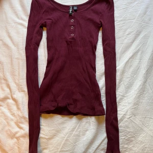 Långärmad tröja  - Piceces tröja som passar till allt 💕 ligger på ungefär 259kr på webbsidorna 