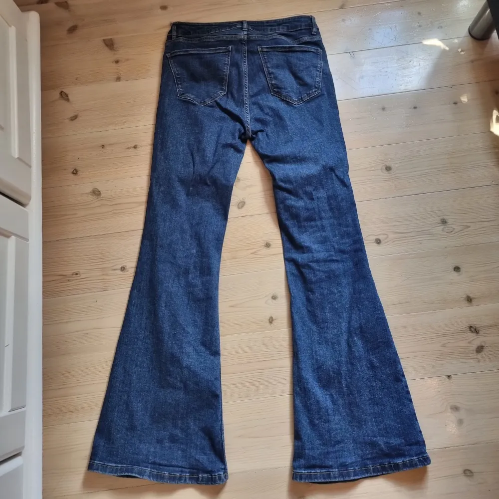 Fina blåa bootcut jeans ifrån Mango🤍 . Jeans & Byxor.