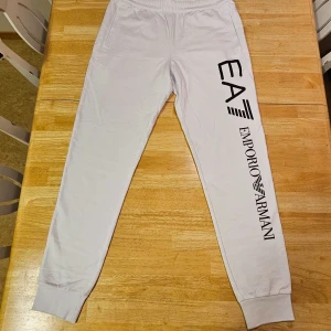 EA7 byxor  - Endast testade men var för små. Super fräscha EA7 vita mjukisbyxor!