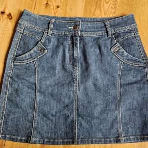 Jeanskjol - Fin jeanskjol ifrån Kappahl🤍Längd:42cm Går alltid att klippa av om man önskar en lite kortare kjol🤍