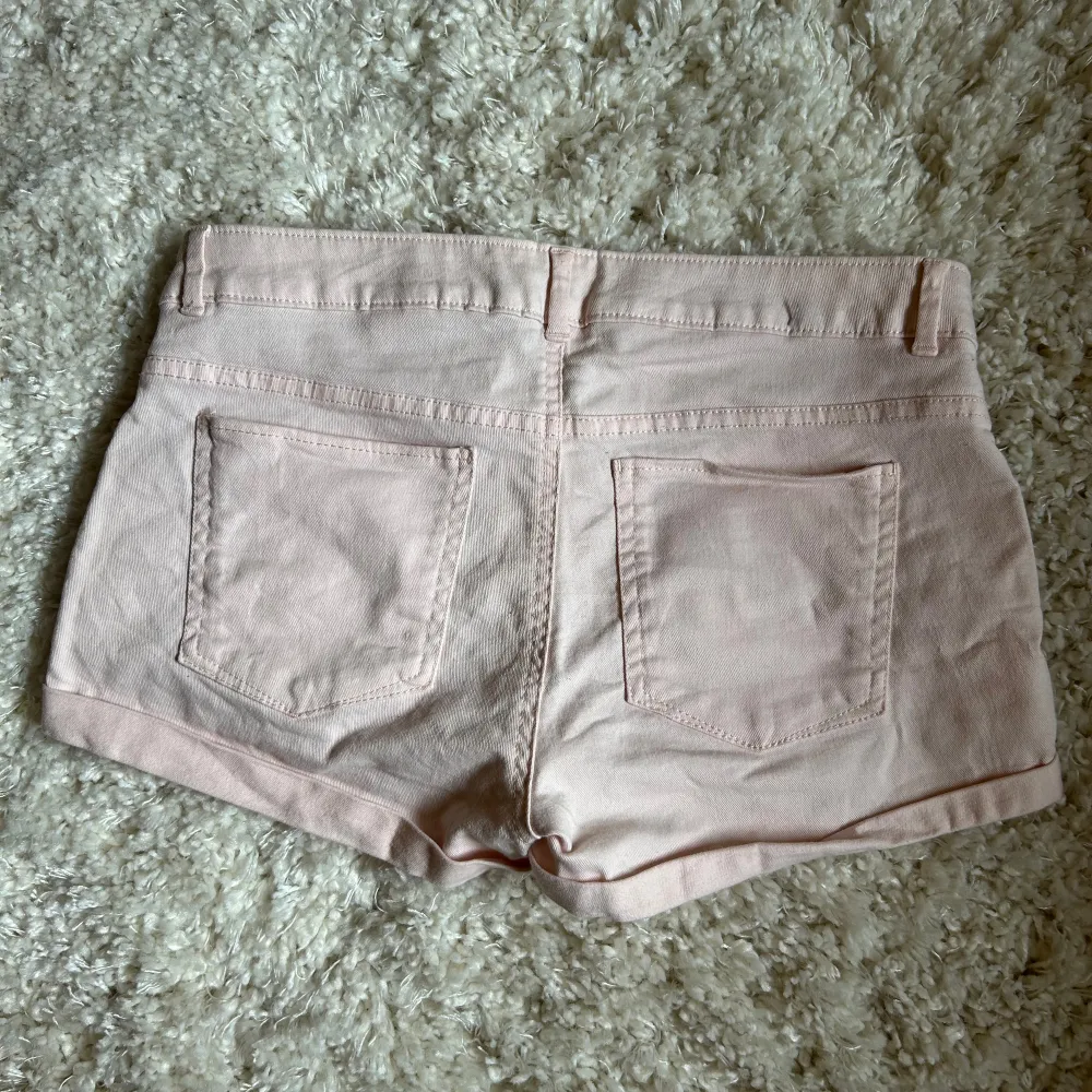 Så söta ljusrosa jeans shorts i storlek 36 🩷🩷🩷. Shorts.