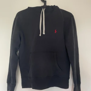 Ralph Lauren Hoodie - Säljer nu min Ralph Lauren hoodie då den blivit för liten! Storlek XS Fint skick Kan gå ner lite i pris vid snabbt köp! ⚫️🔴⚪️ 