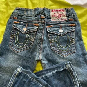 True religion jeans - Lågmidjade vintage jeans från True Religion  i superfint skick, knappt använda, strl 25💞 Växt ur, Straight modell.