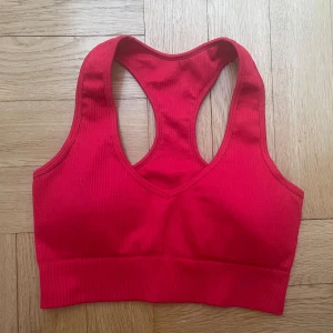 Beautiful red sports bra - The colour is even more beautiful in person. A vibrant red and in great condition. Comfortable. Has slots to put in bra inserts.