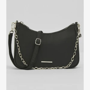 Väska - Fin väska med snygg silverkedja till 💞Väskan kan se lite plastig ut därav priset!