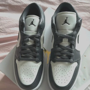 Jordans Nike  - Helt nya Jordans low snöfria använda hann tyvärr inte byta de till en annan storlek kommer med orginalkartongen.  Köptes för 1500kr 