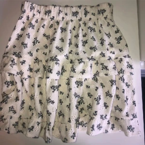 kjol - jätte söt kjol med blommiga detaljer