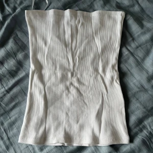 Vit tubtopp - Vit ribbad tubtopp från HM