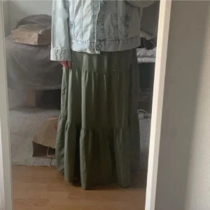 Långkjol  - Grön lång kjol som passar mig som är ca 168. Den har ett band som går att knyta men jag brukar inte använda det.