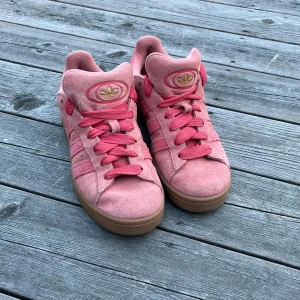 Campus 00 - Ett par feta Campus köpta i New York i april. Box finns inte då de ej fick plats i bagaget. Använda Max 10 ggr. Cond 9/10. Köpta för 110 dollar. Köp sker via ”köp nu funktionen”. :) 