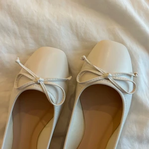 Ballerina  - Supergulliga ballerina som säljes på grund av att dom är för små för mig. Står storlek 6 på dom, skulle säga att det motsvarar storlek 36! Helt oanvända och väldigt sköna och fina!