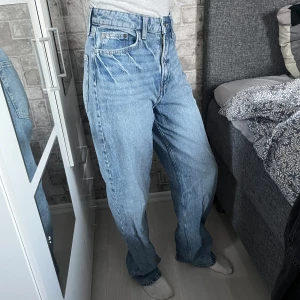 Baggie/straight jeans  - Baggie/straight jeans ifrån H&M i bra skick, storlek är 36/S.