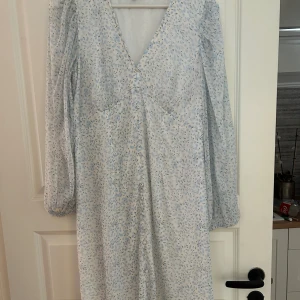 Vera Moda klänning  - Använd 2 gånger, storlek L. Köpt för 399kr, säljer den för 250. 