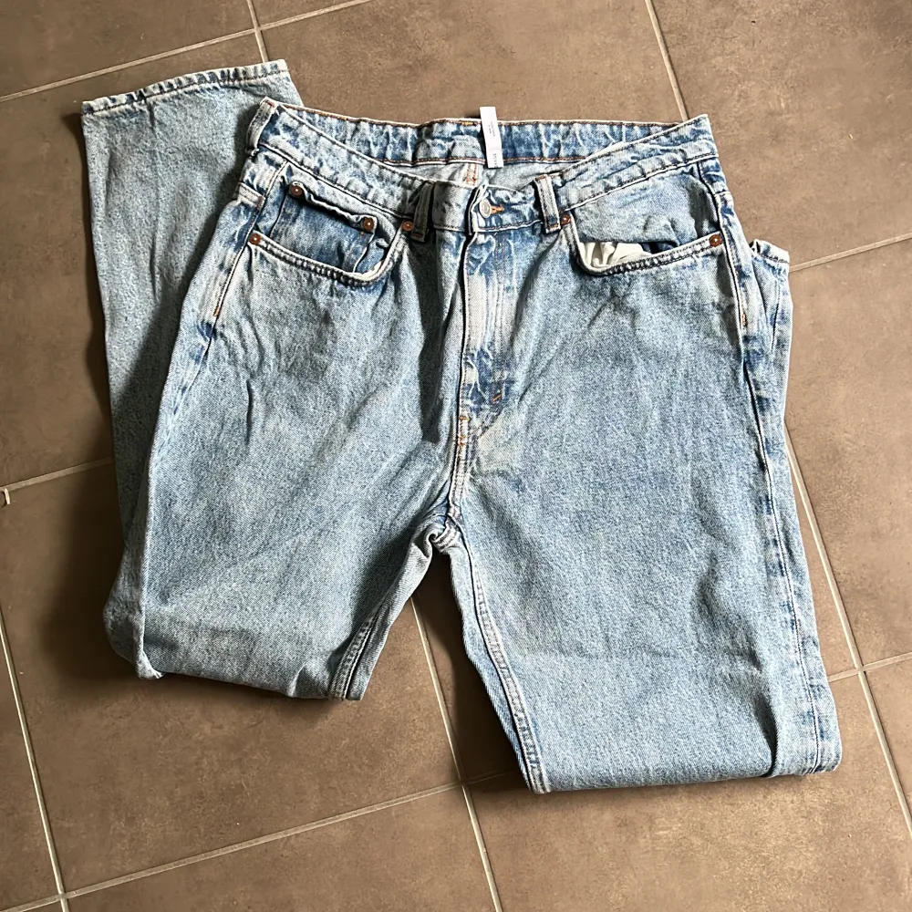 Säljer nu dessa Weekday jeans då dem ej kommer till användning. Jeansen är loosefit alltså lite pösigare. Väl använda men har mycket kvar o ge. Tveka inte o fråga om fler bilder eller om några andra frågor. Skick:9/10 Nypris: 600. . Jeans & Byxor.