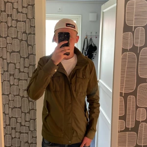 J Lindberg jacka  - En riktigt snygg och fräsch J.Lindberg jacka, andvänd ett fåtal gånger och har inga defekter över huvud taget. Jag säljer denna för 1100kr men man kan räkna med ett billigare pris vid en snabb affär. Tveka inte om att höra av dig vid minsta fundering