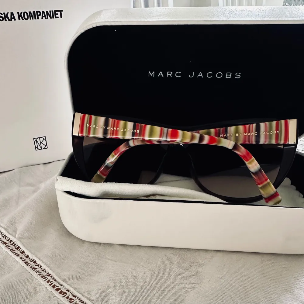 Säljer ett par Marc Jacobs solglasögon då de inte kommer till användning, använt ett fåtal gånger så i nyskick!. Accessoarer.